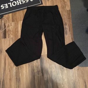 Linen pants with back in front pockets with a tie string